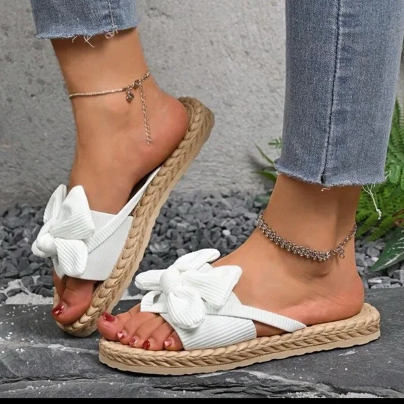 Elegant White Bow Sandals - Picture 2 of 5